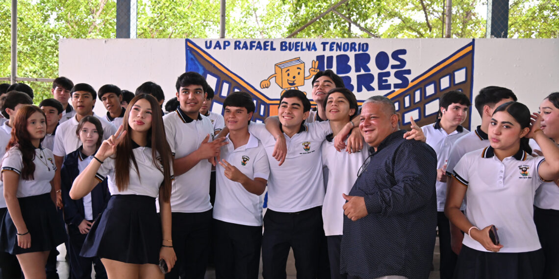 Llega el programa “Libros Libres” de la UAS a la Preparatoria Rafael Buelna Tenorio con la distribución gratuita de más de 300 ejemplares