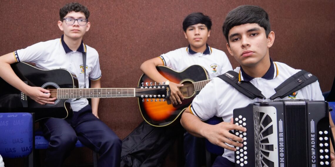 ¡Del aula al escenario! Jóvenes de la Preparatoria Dr. Salvador Allende rescatan la memoria histórica de México con composiciones e interpretaciones acústicas