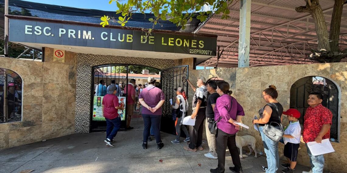 Caravana del Bienestar llega a la colonia Texas; anuncian rehabilitación de cancha escolar