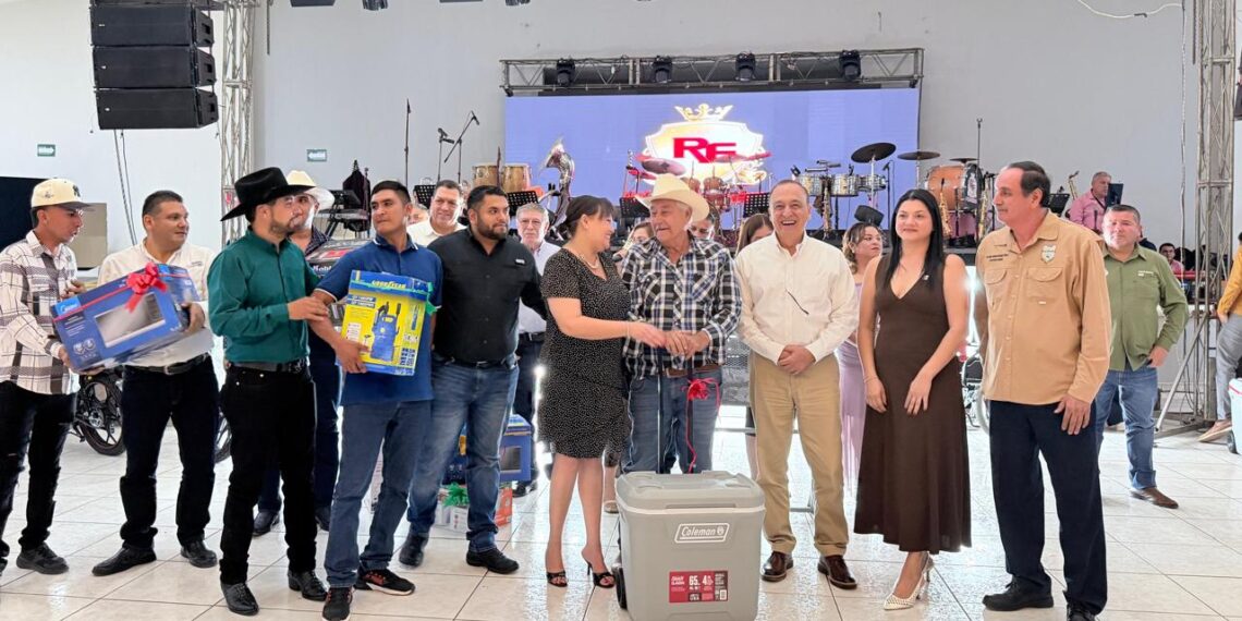 Reconoce Alcalde labor de trabajadores del Ayuntamiento durante el 42 aniversario del STASAA