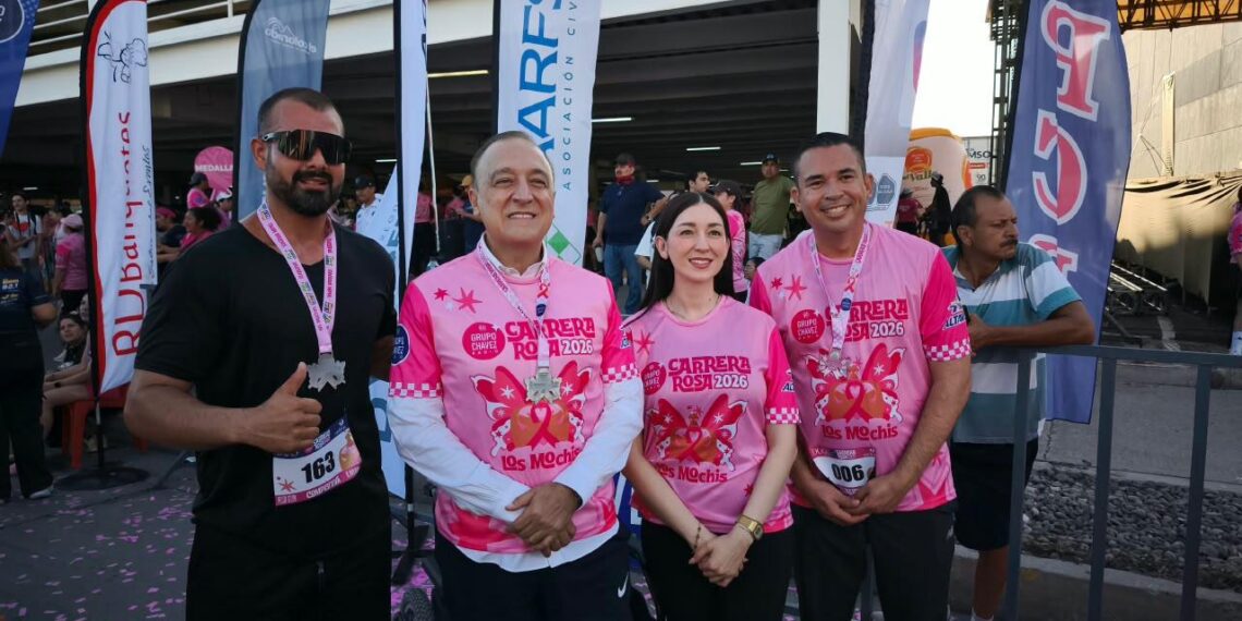 Alcalde Antonio Menéndez da el banderazo de la Carrera Rosa 2026