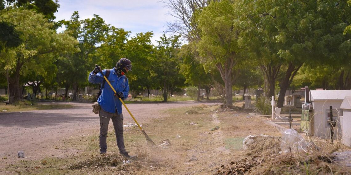 Inicia operativo de limpieza y mantenimiento a panteones municipales por el Día de Muertos