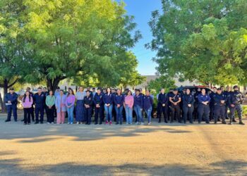 Refuerzan concientización sobre el cáncer de mama con colocación de listones rosas a policías y patrullas en El Fuerte