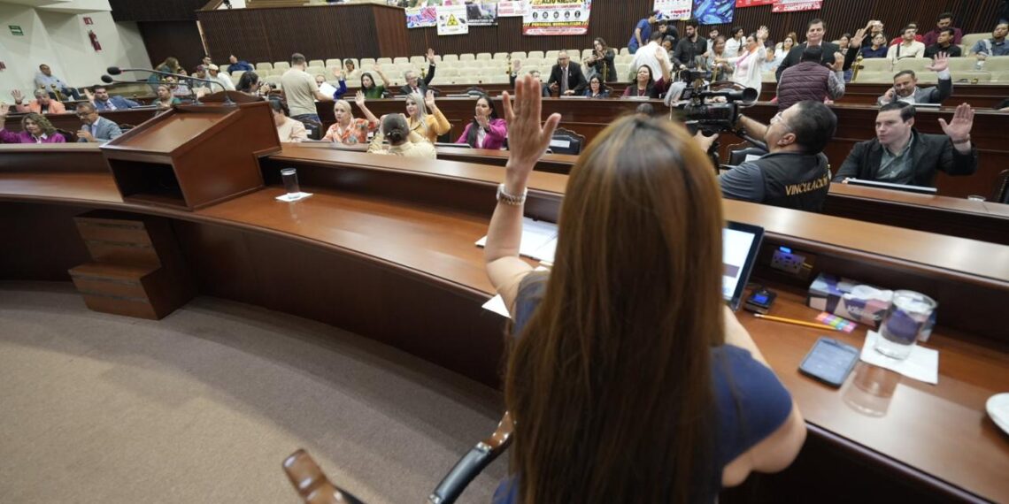 Dan lectura a dos dictámenes que reforman Constitución local y Ley de Gobierno Municipal