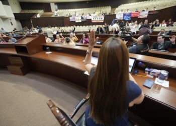 Dan lectura a dos dictámenes que reforman Constitución local y Ley de Gobierno Municipal