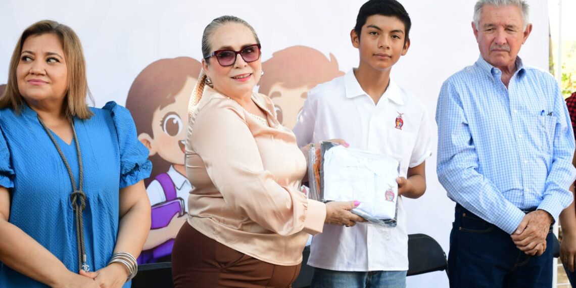 Entrega el Gobierno de Sinaloa, a través de la SEPyC, uniformes, calzado y útiles gratuitos a estudiantes de CONAFE en Villa Juárez