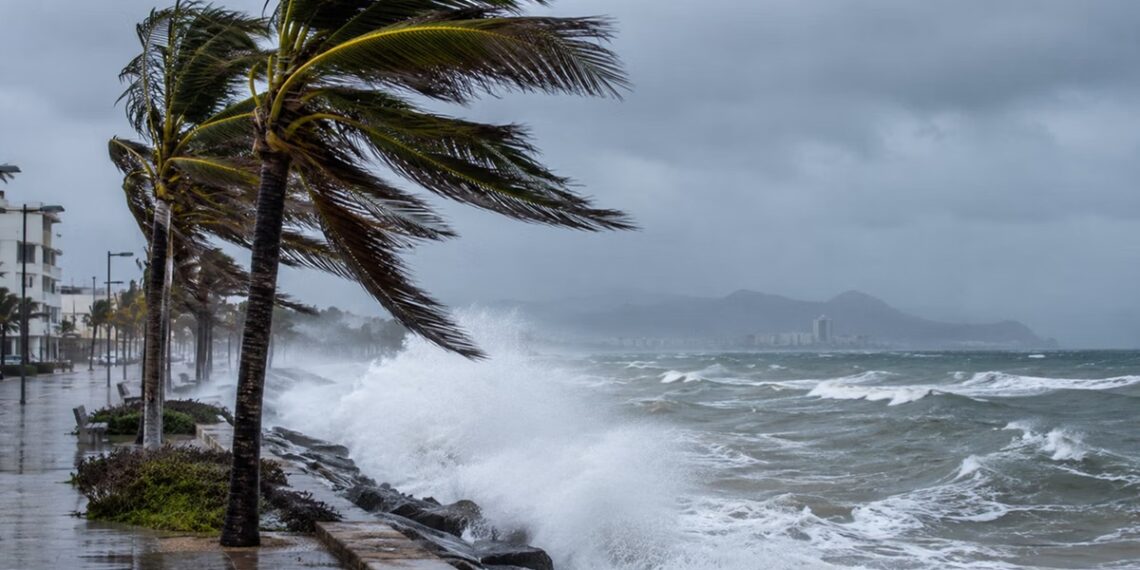 ‘Trudy’ amanece como huracán categoría 3; prevén lluvias intensas y oleaje de hasta cinco metros