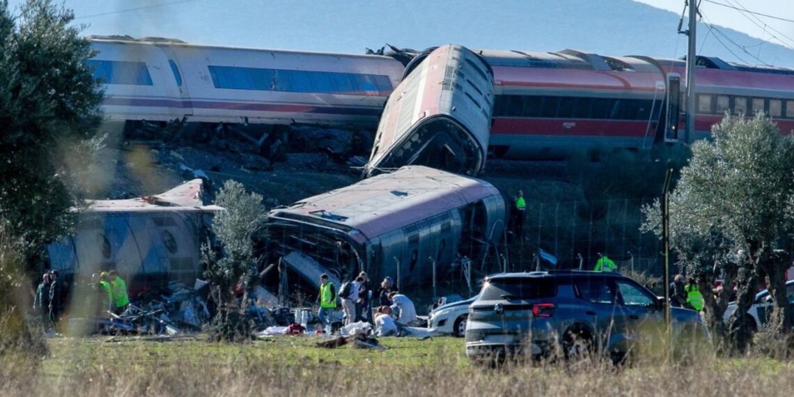 Al menos 64 muertos en el choque de trenes de alta velocidad en España