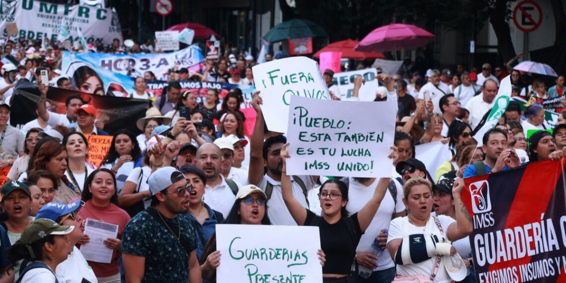 Trabajadores del IMSS bloquean la México-Pachuca