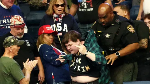 Trump llama “gordo” a un manifestante mientras es expulsado a golpes de su mitin