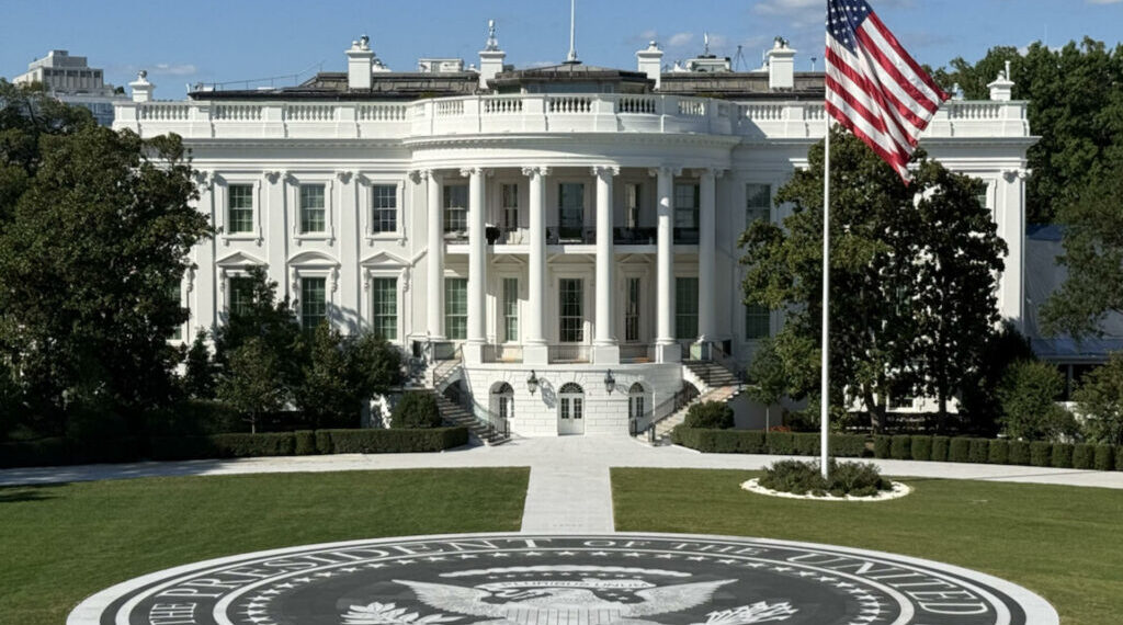 Trump sopesa convertir sala de prensa de la Casa Blanca en piscina como su “último legado”